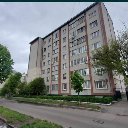 Затишні Апартаменти В Центрі Rivne Bagian luar foto